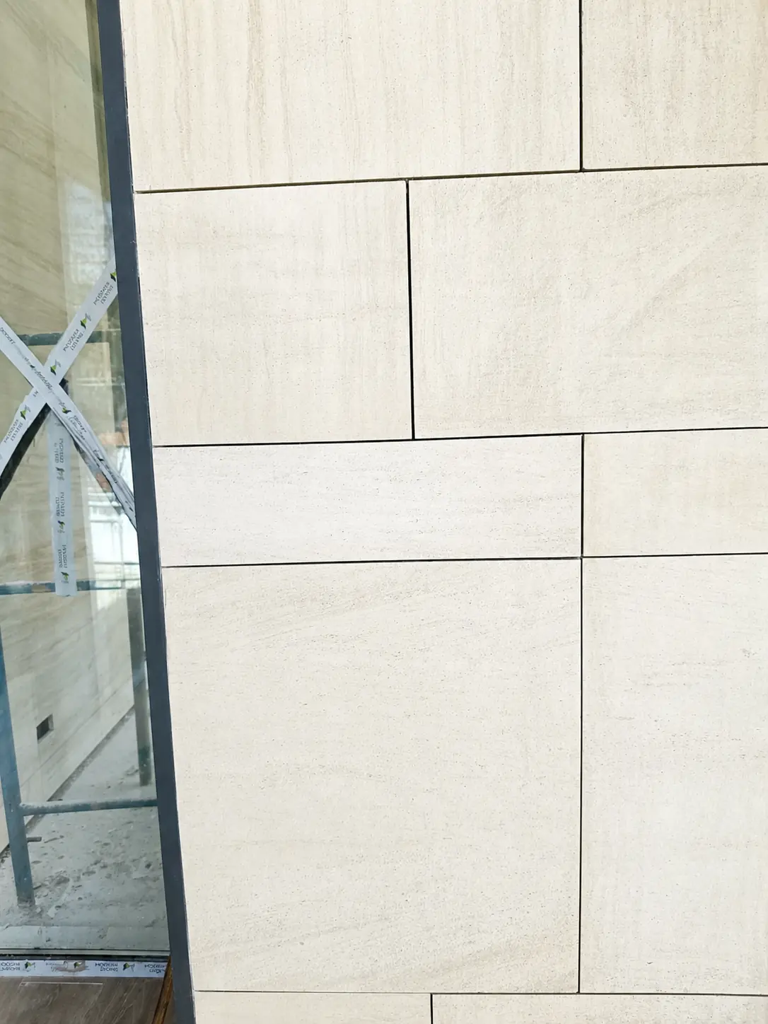 Light natural stone wall cladding with clean aligned joints